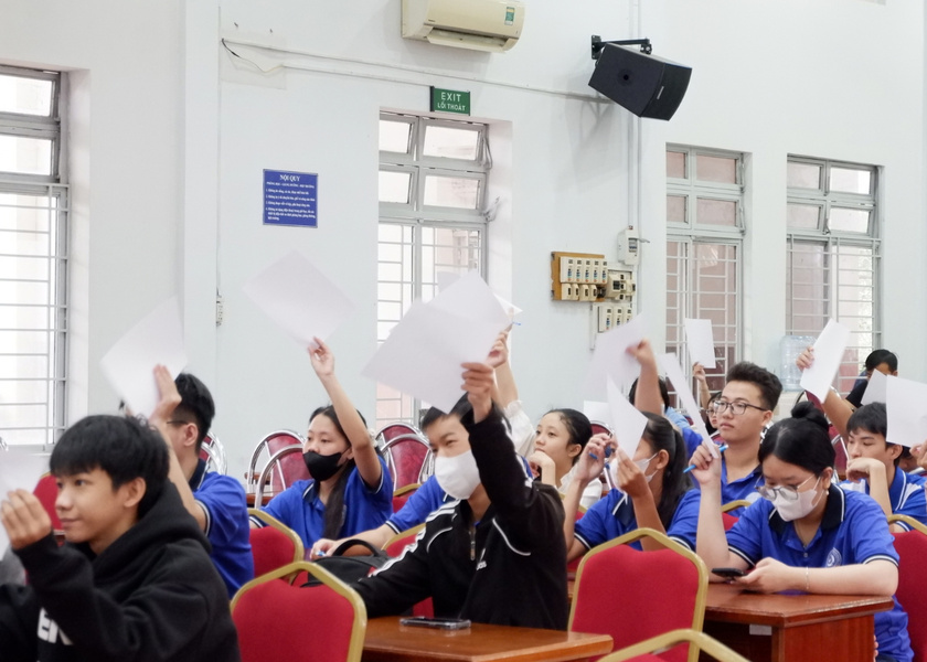 Sinh viên đồng loạt hào hứng tham gia trả lời
