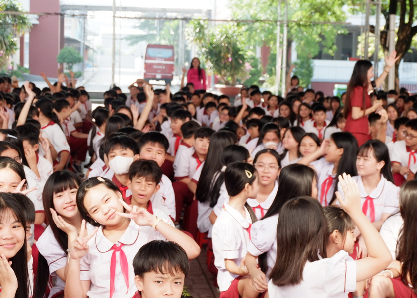 Học sinh vui vẻ tạo dáng lưu niệm rạng rỡ